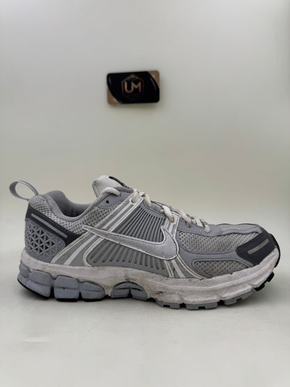 Nike Vomero ‘Pure Platinum Metallic Silver’ | Size 6Y