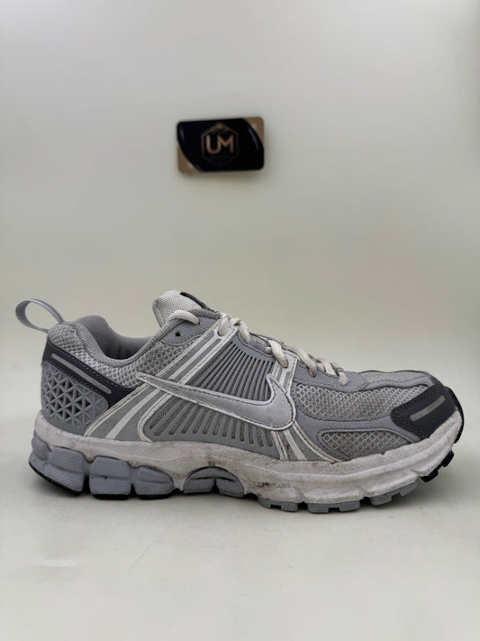Nike Vomero ‘Pure Platinum Metallic Silver’ | Size 6Y